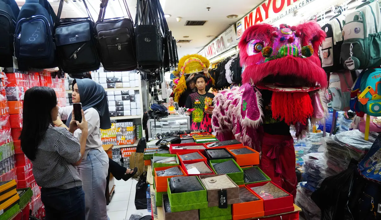 Para penari barongsai tampil di Pusat Perbelanjaan Senen, Jakarta, Kamis 12 Februari 2026. Memeriahkan perayaan Tahun Baru Imlek 2026 atau 2577 Kongzili, beberapa penari barongsai tampil di Pusat Perbelanjaan Senen, Jakarta. (AP Photo/Tatan Syuflana)
