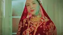 Sementara itu, Nagita Slavina tampil cantik dengan lehenga pakaian khas perempuan India. Nagita memilih mengenakan lehenga warna merah dengan bordiran bunga emas. [YouTube Dewa19]
