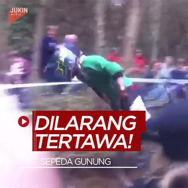 Video Dilarang Tertawa Melihat Jatuh Bangun Pesepeda Gunung Berikut Ini Ragam Bola Com