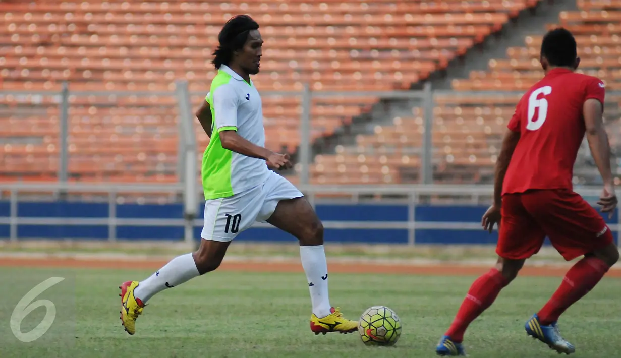 Mantan pemain timnas Indonesia, Budi Sudarsono (kiri) berusaha melewati kawalan Maman Abdurrahman saat latihan di Stadion GBK Jakarta, Rabu (29/7/2015). Latihan ini untuk mengisi kekosongan kompetisi pasca pembekuan PSSI. (Liputan6.com/Helmi Fithriansyah)