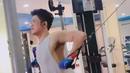 Rahasia memiliki lengan berotot dari Ricu yakni rajin nge-gym. Ia sangat suka nge-gym yang mengubah bentuk tubuhnya menjadi atletis. Momen Ricu angkat beban ini sukses curi perhatian. (Liputan6.com/IG/rickycuaca)