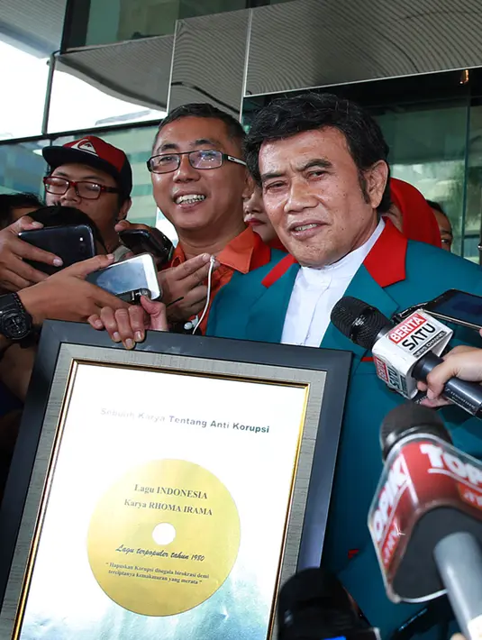 Sebagai bentuk dukungannya, ia memberikan plakat piringan hitam. (Deki Prayoga/Bintang.com)