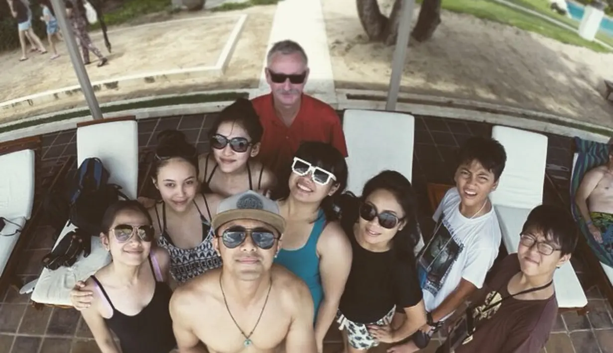 Ini gaya Hengky dan Sonya dan teman-teman selfie sebelum terjun ke air. (Instagram @sonyafatmala)