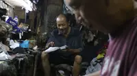 Seorang perajin menyelesaikan pembuatan sepatu di Jakarta, Jumat (17/1/2020). Pengamat menilai perlambatan pertumbuhan kredit usaha mikro, kecil, dan menengah (UMKM) berpotensi tidak akan berlanjut pada tahun ini. (Liputan6.com/Angga Yuniar)