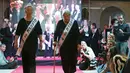 (Ki-ka) Rivka Shtanger  (74 )  dan Judith Rosenzweig  (81) berjalan di atas panggung saat mengikuti kontes kecantikan Miss Holocaust Survivor di Israel, Selasa (24/11). (REUTERS/Amir Cohen)