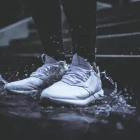Ilustrasi rain sneakers. (dok. unsplash.com/Asnida Riani)