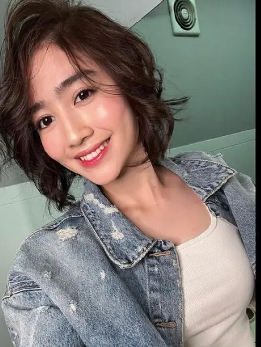 Biasa dengan rambut panjangnya, Febby Rastanty membagikan potret dirinya sedang memotong rambutnya tersebut.  [@febbyrastanty]