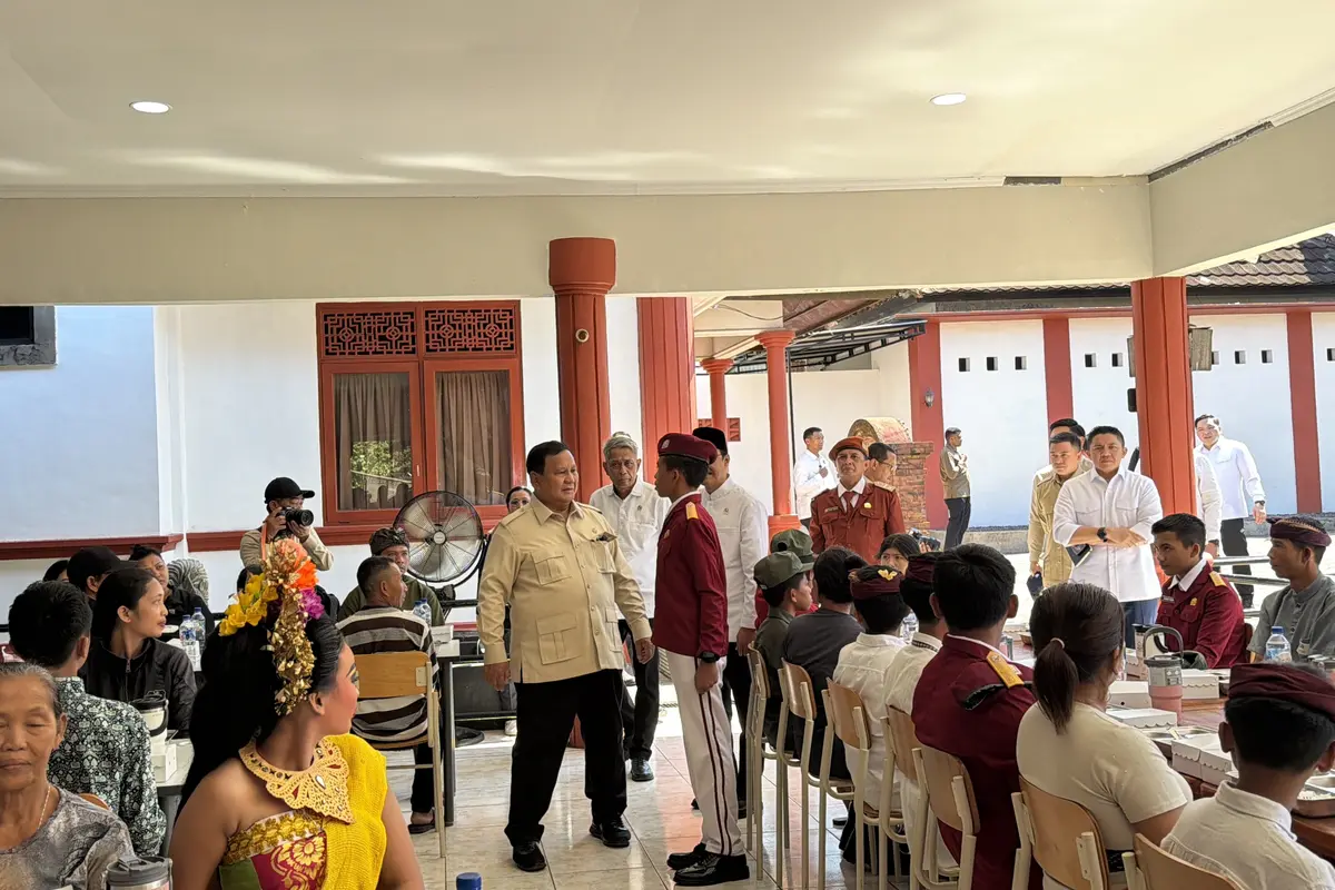 Presiden Prabowo Subianto makan siang bersama siswa Sekolah Rakyat Menengah Pertama (SRMP) 17 Tabanan, Bali, Minggu (7/6/2026).