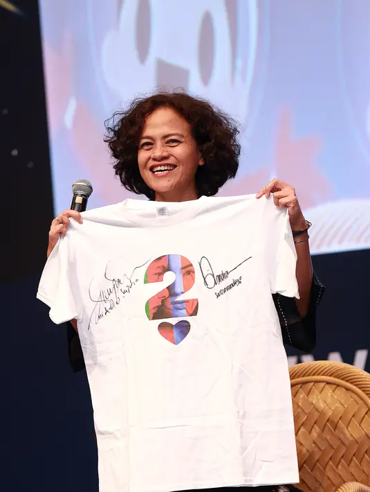 Mira Lesmana menunjukkan kaos bergambar poster film AADC. Sebelumnya, ia sudah mengumumkan film ‘Ada Apa Dengan Cinta?’ akan dibuat sekuel melalui media sosial. (Wimbarsana/Bintang.com)