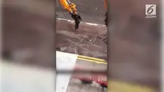 Mengisi waktu senggang dua sopir alat berat bermain catur jawa menggunakan ekskavator.