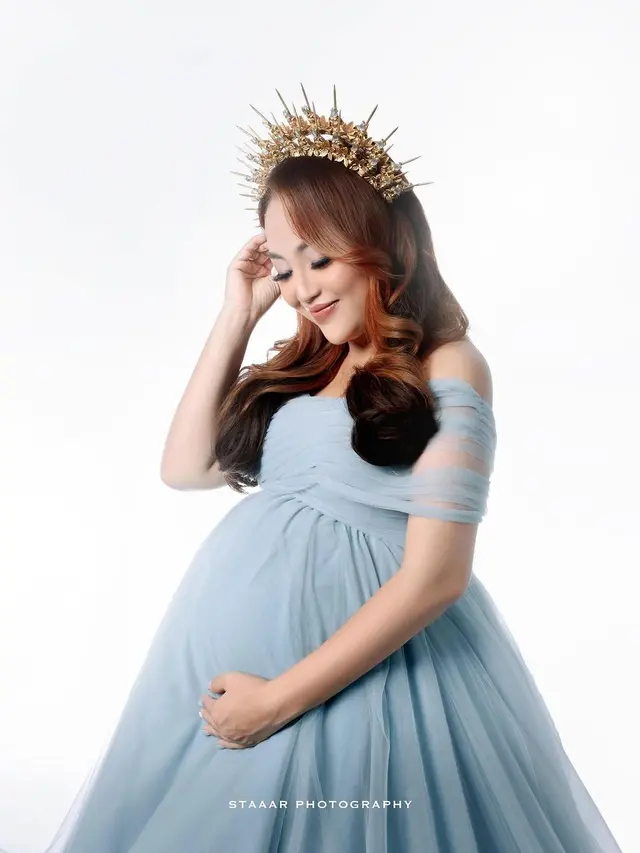 6 Gaya Maternity Shoot Mpok Alpa yang Hamil Anak Kembar, Penampilan Bikin Pangling
