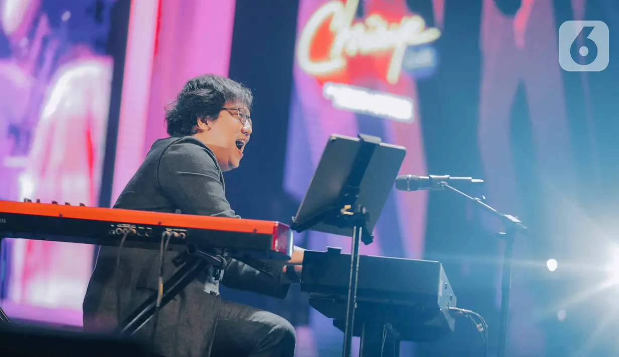 Penampilan Erwin Gutawa saat membawakan lagu Chrisye Live dalam Java Jazz Festival 2020 di JIExpo Kemayoran, Jakarta, Jumat (28/2/2020). Erwin Gutawa membawakan sejumlah lagu hits milik almarhum Chrisye seperti Juwita, Anak Sekolah, dan Hip Hip Hura. (Liputan6.com/Faizal Fanani)