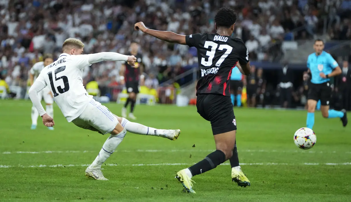 Gelandang Real Madrid Federico Valverde menembak bola untuk mencetak gol pembuka ke gawang Red Bull Leipzig pada matchday 2 Liga Champions berlangsung di Santiago Bernabeu, Kamis (15/9/2022) dini hari WIB. Real Madrid menang susah payah 2-0 kala menjamu RB Leipzig. (AP Photo/Manu Fernandez)