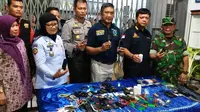 BNN dan Polresta Medan menemukan sejumlah senjata tajam dan alat komunikasi saat merazia Lapas Wanita Tanjung Gusta. (Liputan6.com/Reza Perdana)