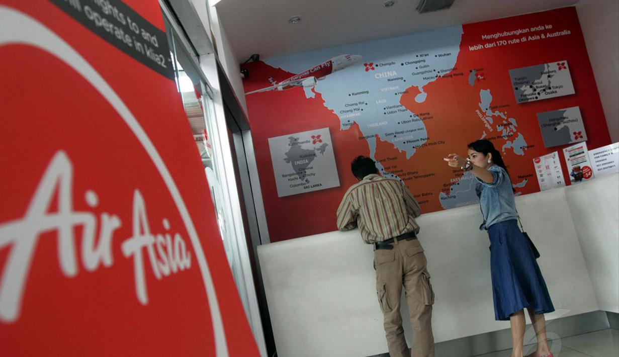 Suasana tempat penjualan tiket pesawat AirAsia di Terminal 3 Bandara Soekarno Hatta, Minggu (28/12/2014). (Liputan6.com/Faizal Fanani)