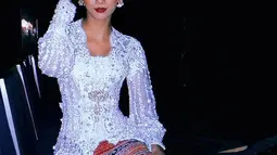 Wanita yang  berhasil meraih gelar Miss Grand Indonesia 2020 ini bikin pangling dengan busana adat berkebaya putih dan mahkota tinggi. (Liputan6.com/IG/@aurrakharishma)