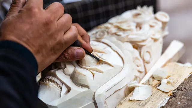 FOTO: Melihat Proses Pembuatan Topeng Kayu Dixi yang Rumit dan Detail