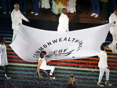 Bendera Commonwealth dibentangkan saat upacara pembukaan Commonwealth Games 2014 di Celtic Park, Glasgow, Skotlandia, (23/7/2014). (REUTERS/Stefan Wermuth)