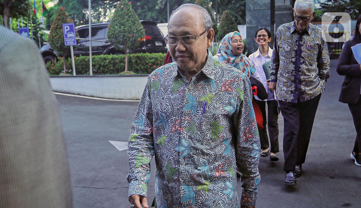 Anggota MKMK, Wahiduddin Adams sesaat sebelum melakukan Pertemuan tertutup dengan 9 hakim konstitusi untuk mengusut laporan masyarakat terkait putusan Perkara Nomor 90/PUU-XXI/2023. (Liputan6.com/Angga Yuniar)