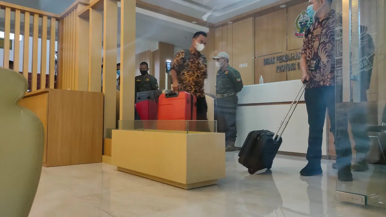 6 Jam Menggeledah, KPK Bawa Pulang 3 Koper dari Kantor Dinas PUTR Sulsel