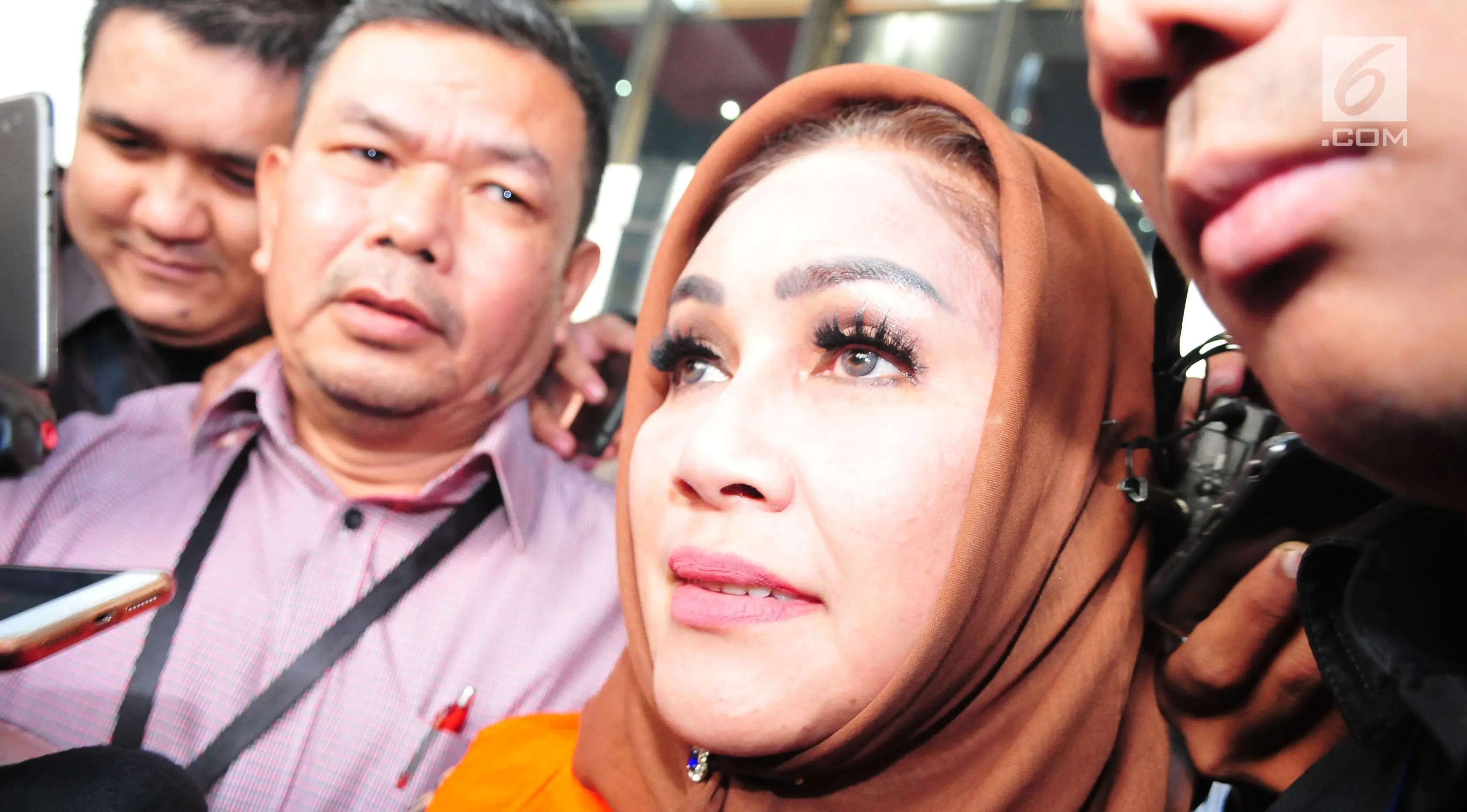 Wali Kota Tegal Siti Masitha berjalan menuju mobil tahanan seusai diperiksa penyidik KPK di Jakarta, Rabu (30/8). Bunda Sitha resmi ditahan usai ditetapkan sebagai tersangka kasus suap terkait proyek kesehatan di Pemkot Tegal. (Liputan6.com/Helmi Afandi)