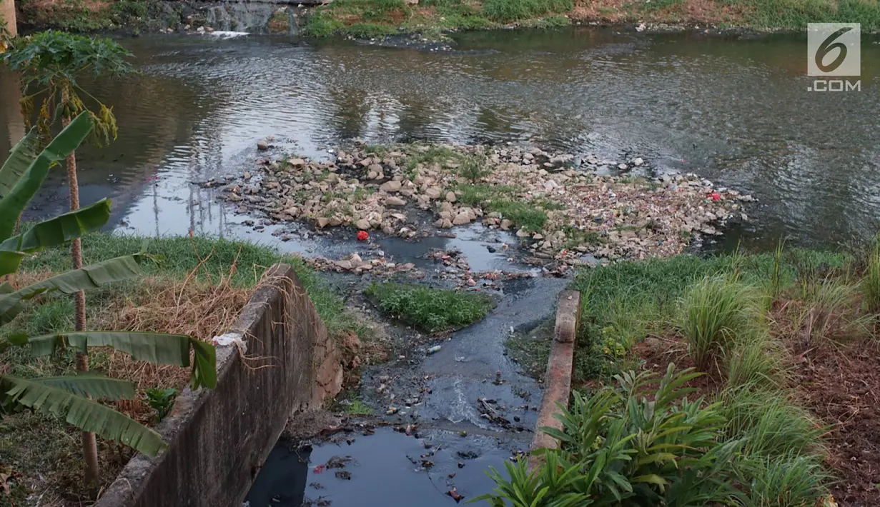 Kondisi aliran Kanal Banjir Timur yang mengalami kekeringan di kawasan Duren Sawit, Jakarta, Selasa (3/9/2019). Kemarau panjang yang melanda Ibu Kota menyebabkan debit air Kanal Banjir Timur berkurang hingga menampakkan dasar kanal. (Liputan6.com/Immanuel Antonius)
