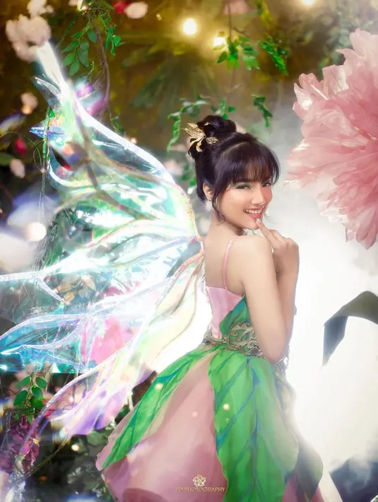 Fuji tampil memukau cosplay totalitas jadi Tinkerbell. Ia menjelma sempurna sebagai pperi dengan gaun mini hijau dan sentuhan warna pink, makeup dan gaya rambut yang serasi. [Foto: Instagram/fuji_an]