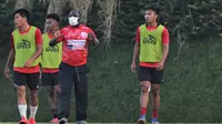 Pelatih Persipura, Jacksen Tiago memimpin latihan dengan menggunakan masker. (Iwan Setiawan/Bola.com)
