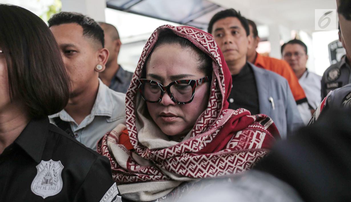 Komedian Tri Retno Prayudati alias Nunung tertunduk sebelum rilis kasus narkoba di Ditnarkoba Polda Metro Jaya, Jakarta, Senin (22/7/2019). Nunung ditangkap bersama suaminya, July Jan Sambiran, usai bertransaksi narkoba dengan tersangka TB di kediaman mereka. (Liputan6.com/Faizal Fanani)