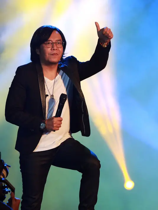 Selama konser, interaksi Ari Lasso bersama penontonnya berlangsung sering dan akrab. Bahkan seorang perempuan muda di area festival sempat berteriak "ganteng" kepadanya. (Deki Prayoga/Bintang.com)