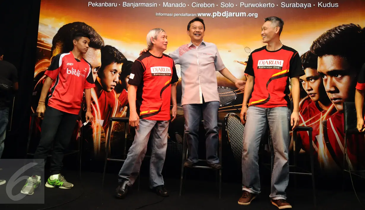 Program Manager Bakti Olahraga Djarum Foundation, Budi Darmawan (kedua kanan) bersama tim pencari bakat dan atlet binaan usai memberi keterangan Audisi Umum Djarum Beasiswa Bulutangkis 2017 di Jakarta, Senin (6/3). (Liputan6.com/Helmi Fithriansyah)