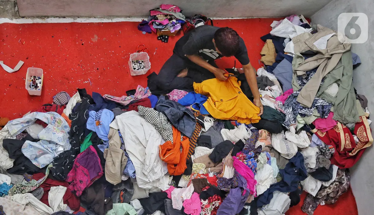 Sejatinya, pakaian bekas yang sudah robek, pudar, atau usang masih bisa kembali dimanfaatkan jika didaur ulang secara tepat. (Liputan6.com/Angga Yuniar)