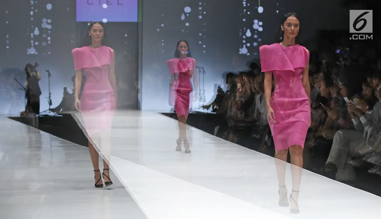 Model berjalan diatas catwalk membawakan rancangan Ciel saat pembukaan Jakarta Fashion Week 2018 di Senayan City, Jakarta, Sabtu (21/10). (Liputan6.com/Herman Zakharia)