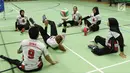 Atlet bola voli duduk putri Asian Para Games Indonesia saat berlatih di Gelora Bung Karno Arena, Jakarta, Rabu (26/9). Latihan ini merupakan pelatnas voli duduk putri Indonesia setelah sebelumnya berlatih di Solo. (Liputan6.com/Helmi Fithriansyah)
