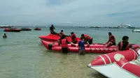 Rombongan Raja Salman Bermain Water Sport Tanjung Benoa, Senin (6/3/2017). (Dewi Divianta/Liputan6.com)