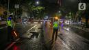 Polisi berjaga saat penyekatan jalan di kawasan Pasar Baru, Jakarta, Kamis (31/12/2020). Polda Metro Jaya menutup sejumlah ruas jalan selama Car Free Night dan Crowd Free Night pada malam Tahun Baru 2021 untuk mencegah penyebaran COVID-19. (Liputan6.com/Faizal Fanani)