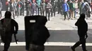Para demonstran dan polisi Bolivia bentrok selama unjuk rasa menentang Presiden Rodrigo Paz di La Paz pada 25 Mei 2026. (AIZAR RALDES/AFP)