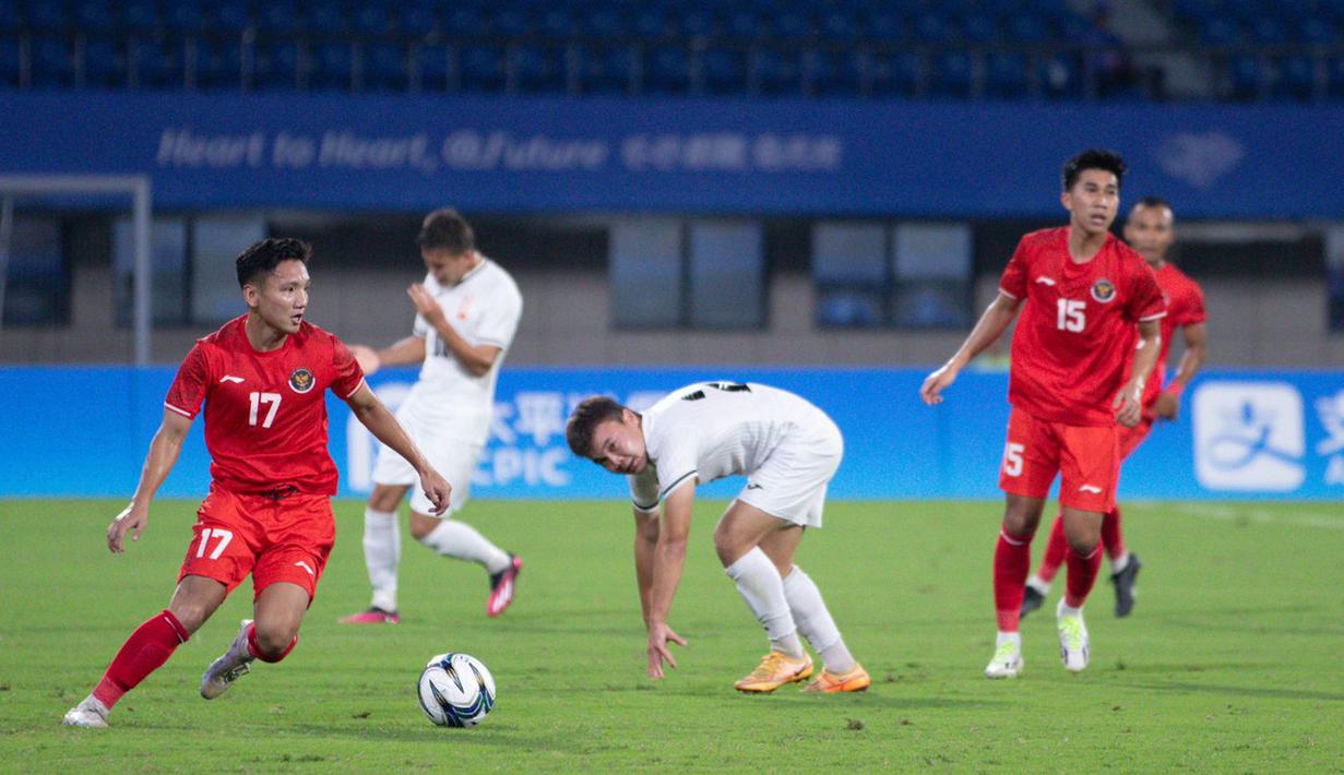 <p>Pemain Timnas Indonesia U-24,&nbsp;Syahrian Abimanyu (kiri), mengontrol bola dan berusaha melewati hadangan pemain Kirgistan dalam laga Grup F Asian Games 2022 yang digelar di Zhejiang Normal University East Stadium, Jinhua, China, Selasa (19/9/2023) malam WIB. (Dok. NOC Indonesia)</p>