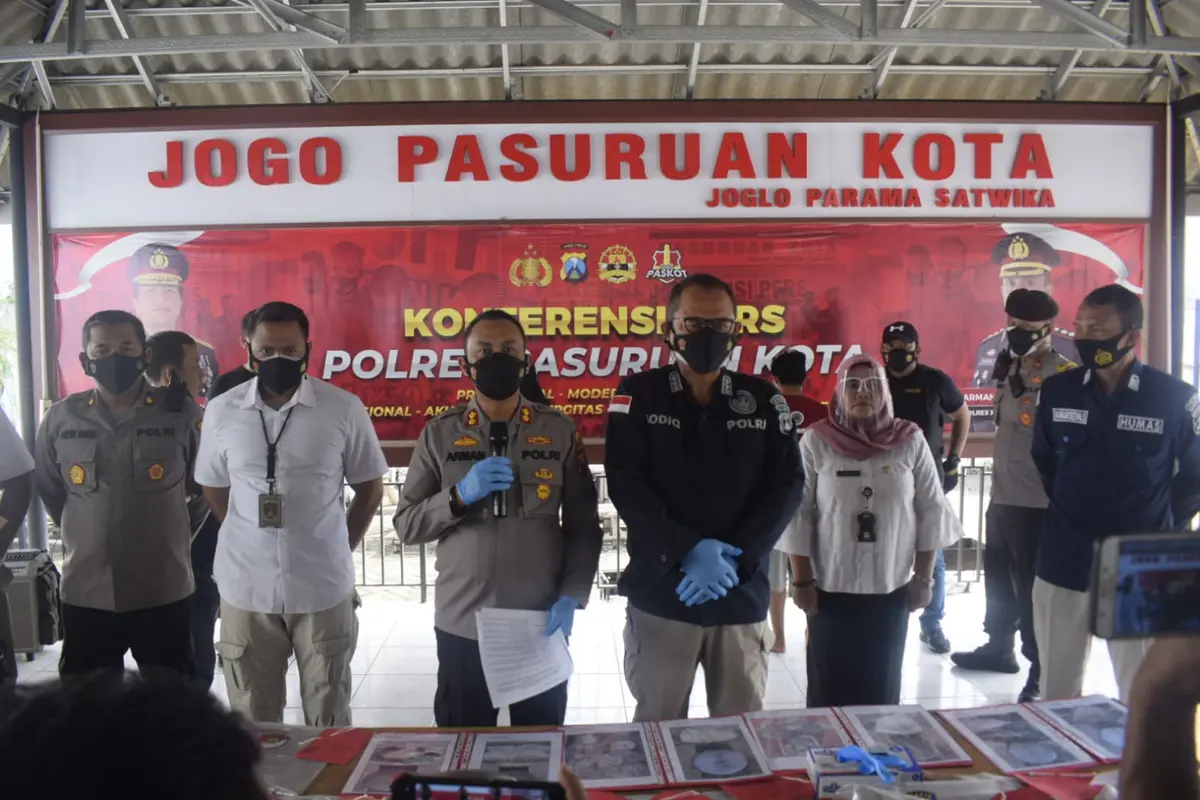 Polisi menetapkan 4 tersangka kasus ledakan bom ikan di Pasuruan yang tewaskan dua orang. (Dian Kurniawan/Liputan6.com)