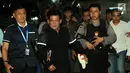 Wali Kota Pasuruan Setiyono (tengah) yang terjerat operasi tangkap tangan (OTT) tiba di gedung KPK, Jakarta, Jumat (5/10). Setiyono yang dikawal polisi bersenjata laras panjang bungkam saat dicecar pertanyaan oleh wartawan. (Merdeka.com/Dwi Narwoko)