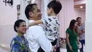 Presiden Joko Widodo menggendong Jan Ethes saat menjenguk kelahiran La Lembah Manah didampingi Ibu Negara Iriana di RS PKU Muhammadiyah, Surakarta, Jumat (15/11/2019). Jokowi tampak mesra dengan cucu keduanya tersebut. (Foto: Kris-Biro Pers Sekretariat Presiden)