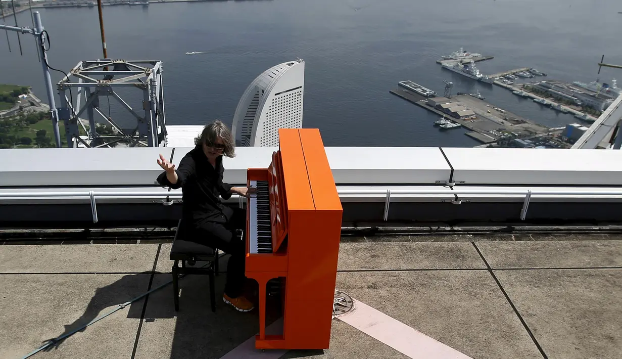 Musisi asal Jerman, Stefan Aaron menggelar `Orange Piano Tour` di Jepang, Jumat (4/9/2015). Stefan tampak bergaya dengan Piano orangenya. (REUTERS/Yuya Shino)
