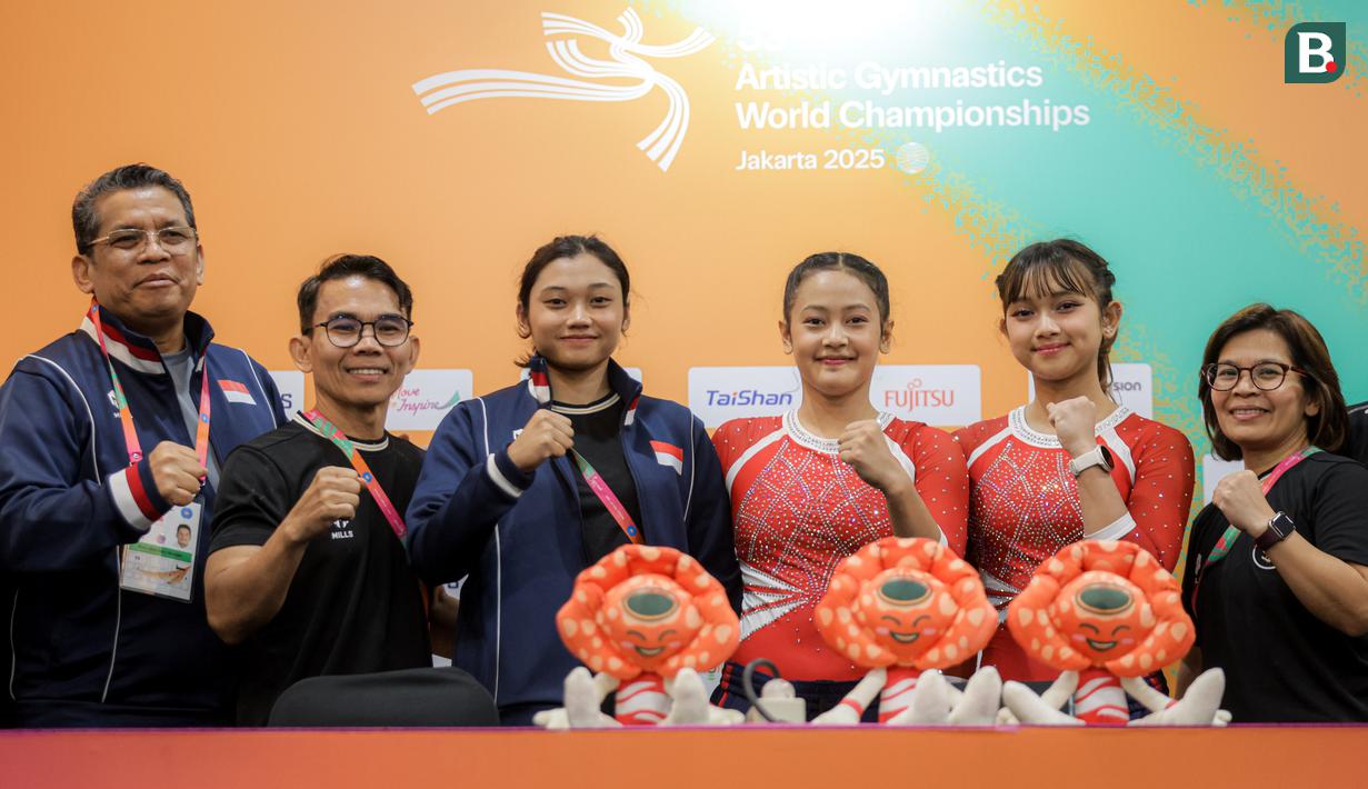 <p>Pesenam putri Indonesia, Larasati Rengganis (tengah kiri), Salsabilla Hadi Pamungkas (tengah kanan), Alarice Mallica Prakoso (kedua kanan) berfoto bersama dengan pelatih Eva Novalina Butarbutar (kanan) dan Manajer Dian Arifin (kiri) setelah sesi konferensi pers dalam Kejuaraan Dunia Gimnastik 2025 di Indonesia Arena, Senayan, Jakarta, Selasa (21/10/2025). (Bola.com/Bagaskara Lazuardi)</p>