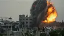 Gedung tersebut hancur total. Namun hingga kini belum ada laporan mengenai korban jiwa atau luka-luka. Tampak dalam foto, asap dan kobaran api membubung dari serangan militer Israel terhadap sebuah bangunan di lingkungan Zeitoun, Kota Gaza, Jumat 6 Februari 2026. (AP Photo/Jehad Alshrafi)