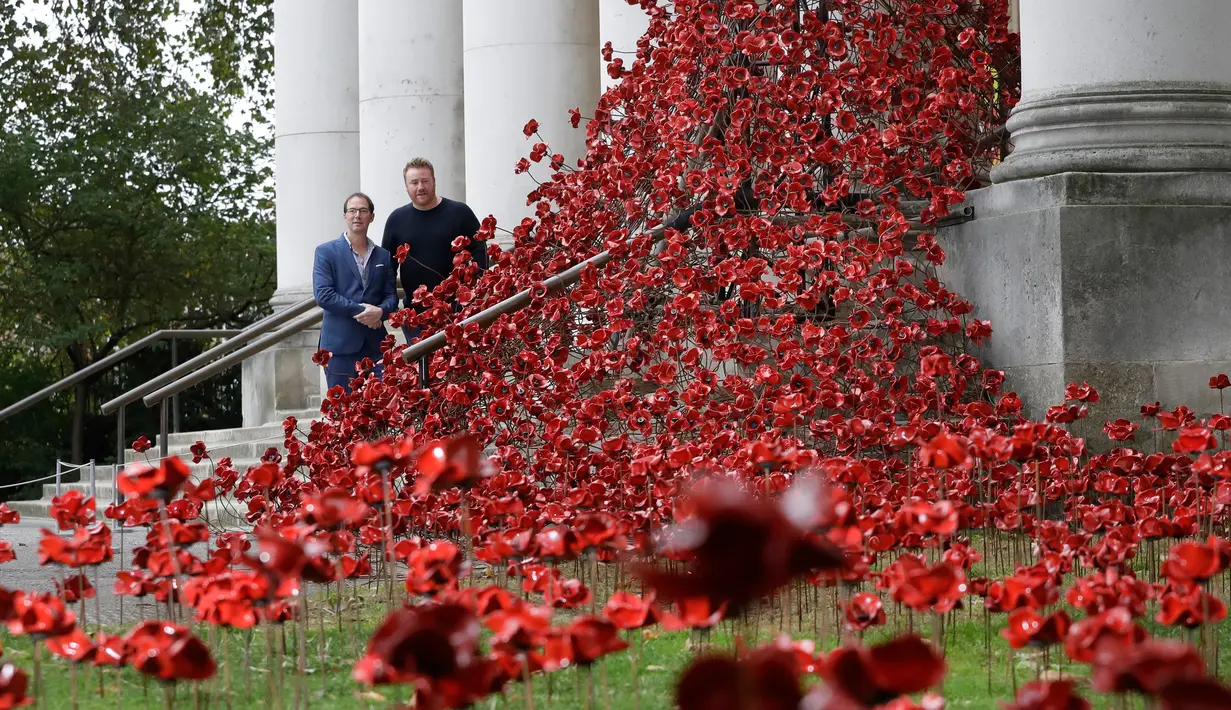 Pajangan karya seni bunga poppy bertajuk 'Weeping Window' dipasang di The Imperial War Museum, London, Kamis (4/10). Karya seni tersebut terdiri dari ratusan ribu patung bunga poppy berwarna merah. (AP Photo/Kirsty Wigglesworth)