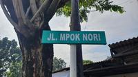 Jalan Raya Bambu Apus yang telah berganti nama menjadi jalan Mpok Nori. (Foto: Bachtiarudin Alam/Merdeka.com).
