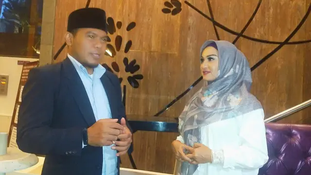 Rita Hasan berhijab