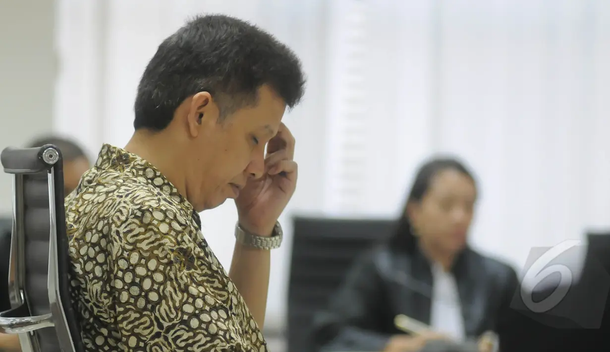 Terdakwa kasus TransJakarta Drajad Adhyaksa mengikuti sidang pembacaan vonis di Pengadilan Tipikor, Jakarta, Jumat (6/3). Drajad divonis 5 tahun penjara dan denda Rp 250 juta atas kasus pengadaan bus Transjakarta tahun 2013. (Liputan6.com/Herman Zakharia)