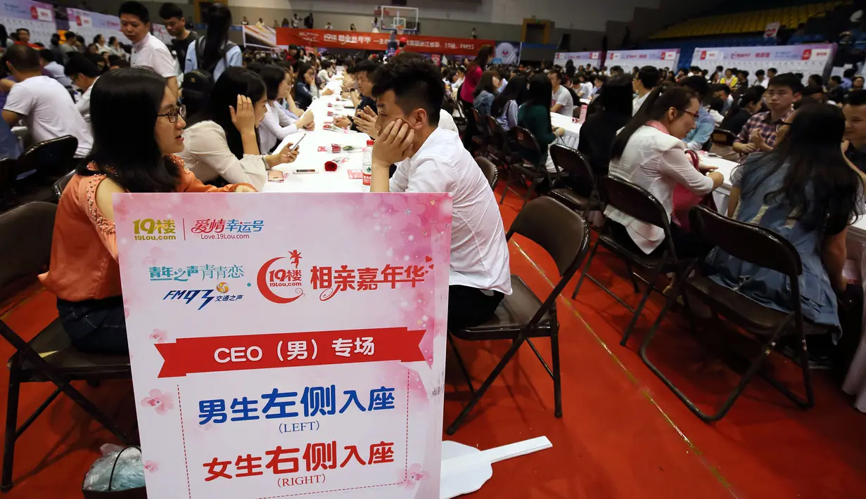 Sejumlah peserta saling mengobrol saat mengikuti acara perjodohan di Hangzhou, China timur, Minggu (29/5/2016). Acara yang diselenggarakan di Universitas Zhejiang ini menarik minat lebih dari 20.000 orang lajang. (STR/AFP)