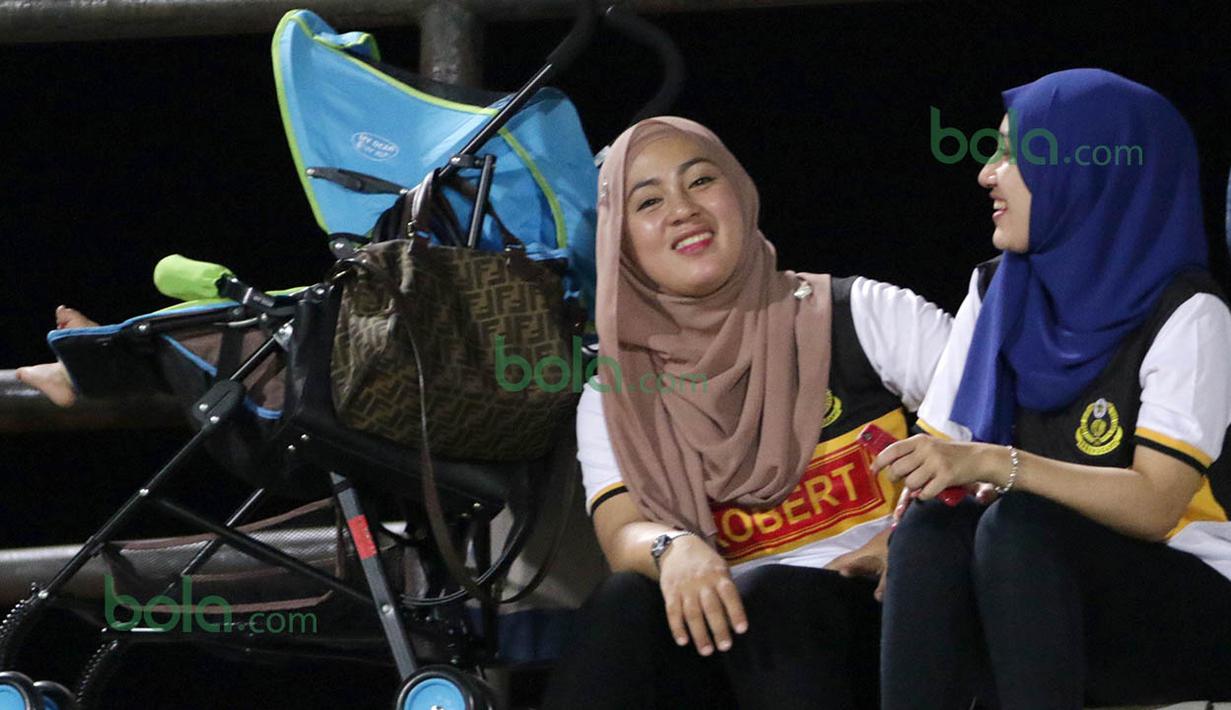 Suporter (Penyokong) wanita juga hadir memberi semangat kepada d T-Team saat berlaga pada babak play-off melawan ATM FA di Stadion Perak, Malaysia, Sabtu (30/01/2016). (Bola.com/Nicklas Hanoatubun)